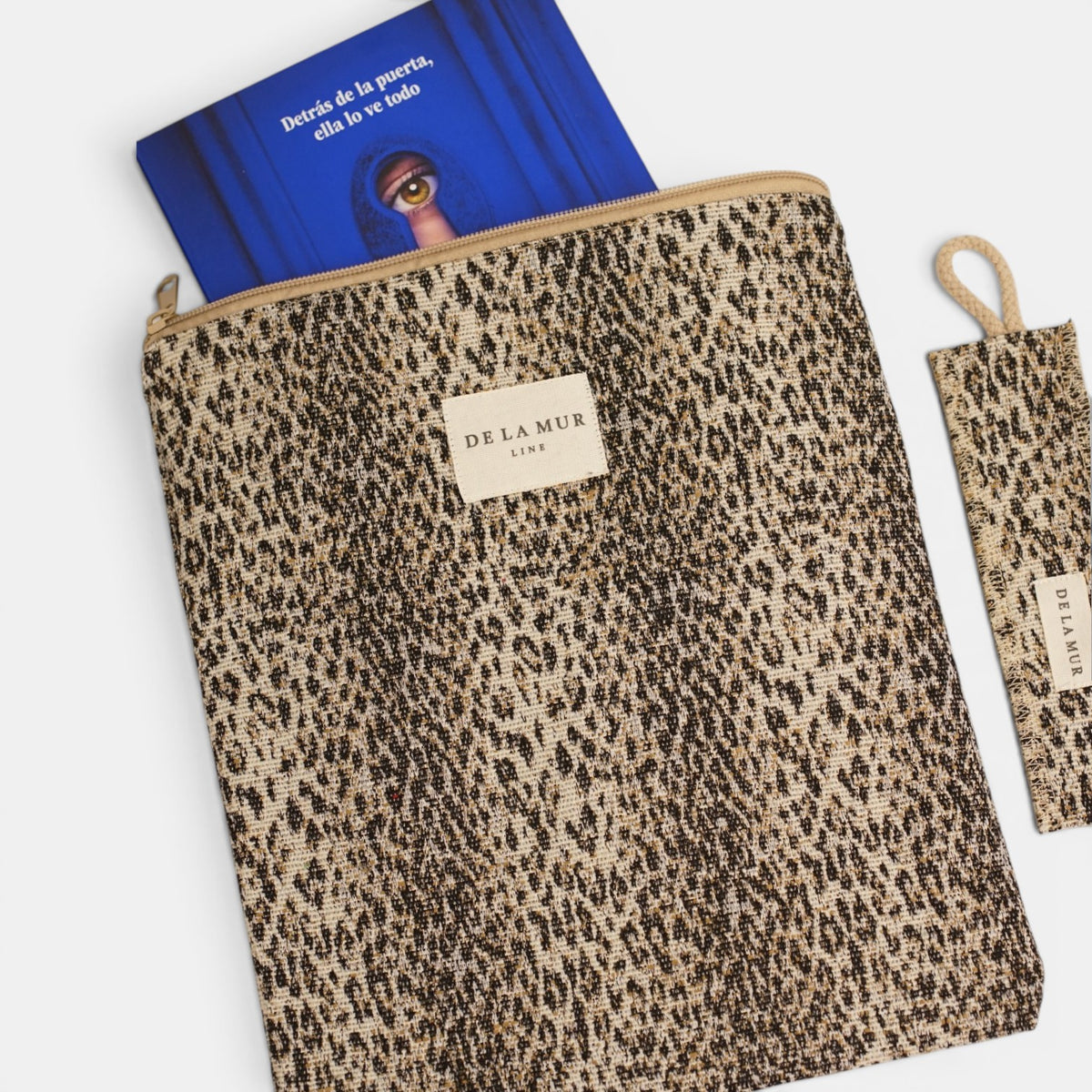 Buchcover mit Lesezeichen LEO