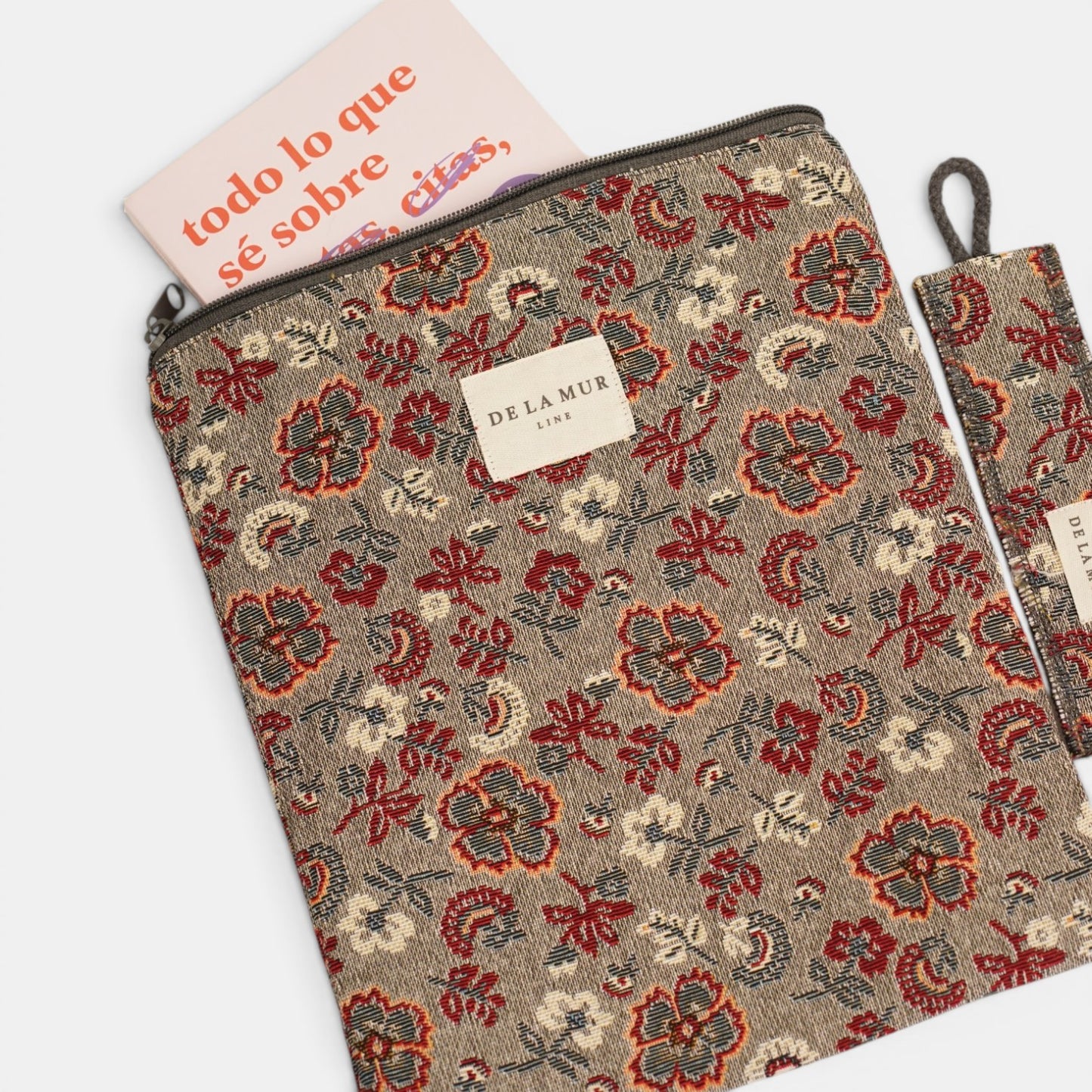 Buchcover mit Lesezeichen NIRA
