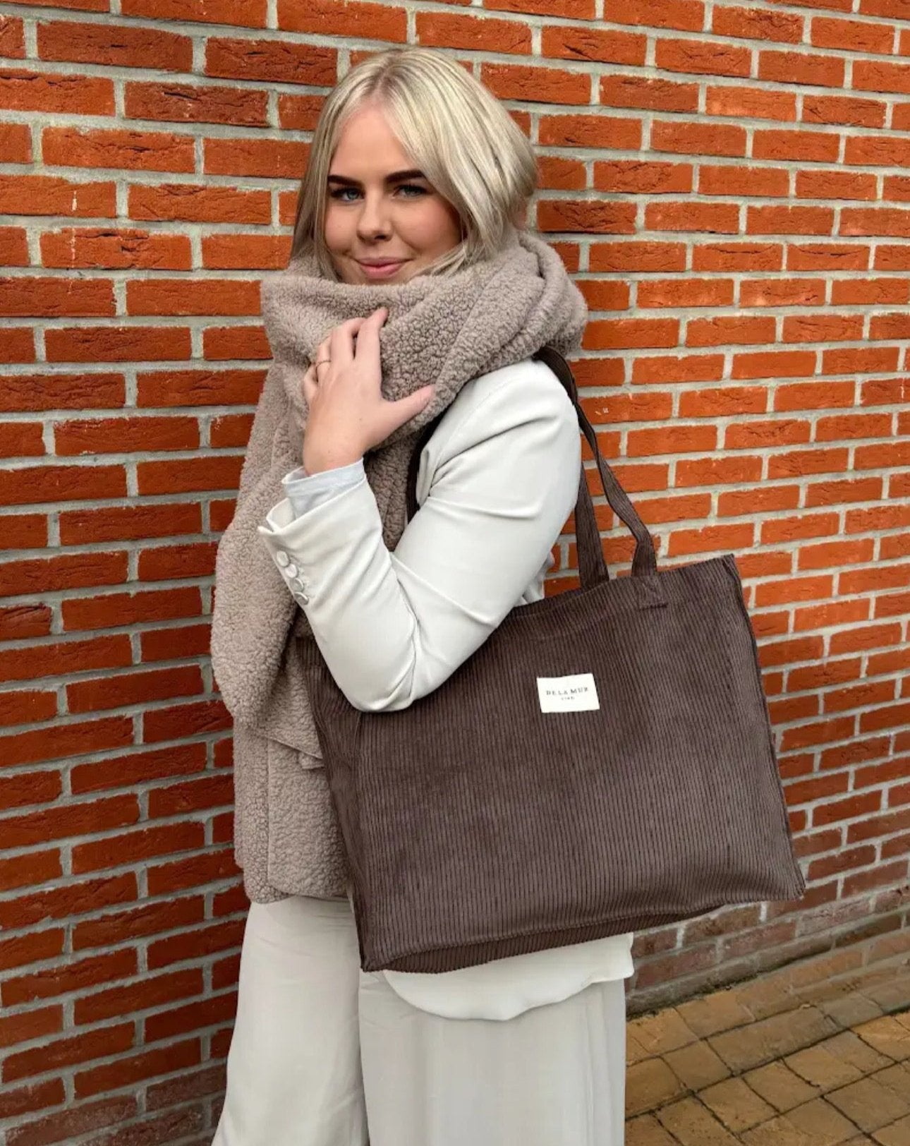 Beige Sjaal en Bruine Corduroy Shopper De La Mur Line 